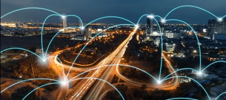 Nächtliche Stadtansicht mit leuchtenden Netzwerkverbindungen
